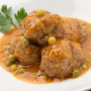 Albóndigas salsa de guisantes