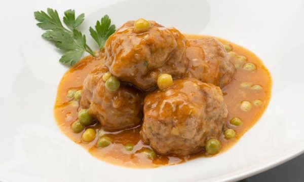Albóndigas salsa de guisantes